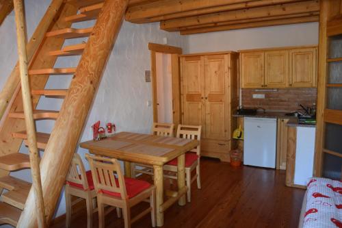 普拉哈季采查鲁帕安布拉山林小屋的厨房以及带木桌和椅子的用餐室。