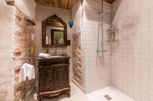 塔林Viru Lux Apartment的带淋浴、盥洗盆和镜子的浴室