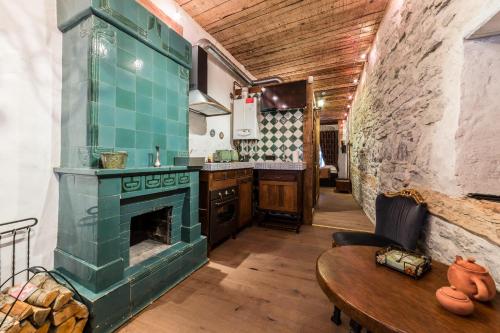 塔林Viru Lux Apartment的厨房配有绿色炉灶和桌子
