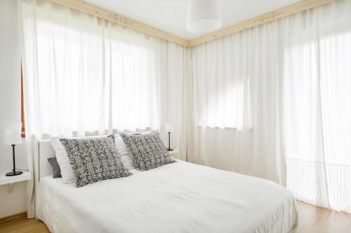 考斯赛力克Apartament Krywań Kościelisko的卧室配有白色床和白色窗帘