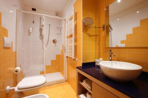 皮埃蒙特贝斯特韦斯特酒店的一间浴室
