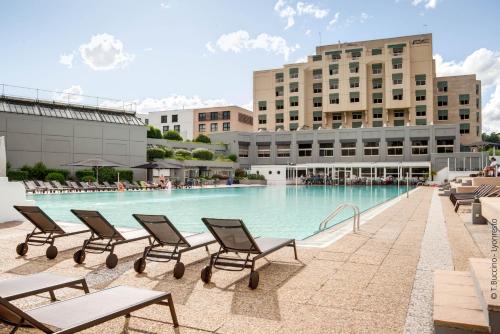 里昂大都会酒店内部或周边的泳池