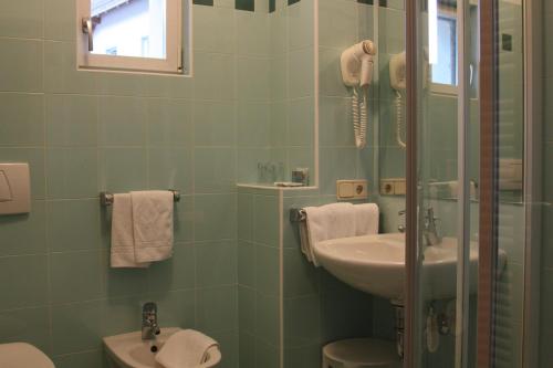 Hotel Garni Planaces的一间浴室