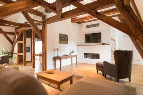 吕本瑙Schloss Beuchow的客厅配有沙发和桌子
