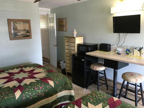 旧奥查德比奇克罗斯温兹汽车旅馆的一间卧室配有一张床和一张带电脑的书桌