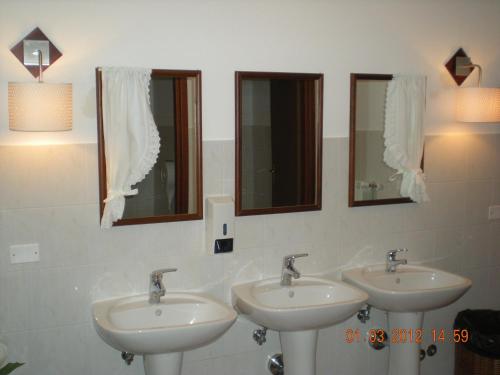 圣乔瓦尼·罗通多Bike-Hotel Abete的浴室设有3个水槽和2面镜子