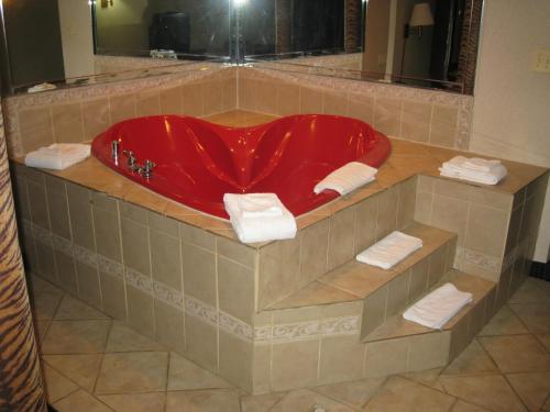 坦普希尔斯特姆普希尔斯经济旅馆的浴室设有红色浴缸,配有毛巾