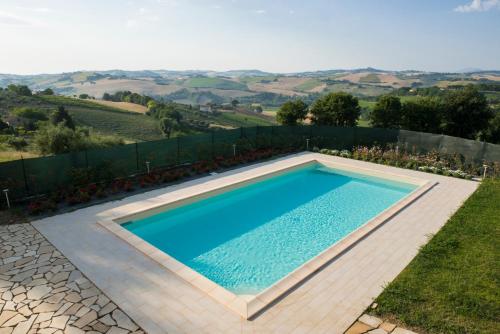 莫利亚诺B&B Montechiaro的花园内的游泳池,享有山丘美景
