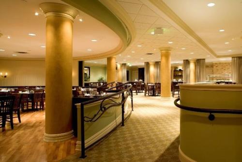 圣保罗圣保罗酒店的餐厅设有酒吧和桌椅