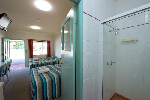 拉明顿酒店独立汽车旅馆的一间浴室
