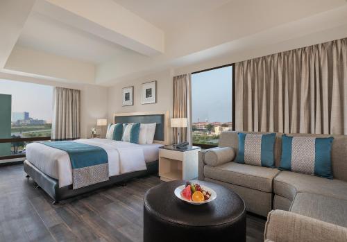 伊洛伊洛Seda Atria的酒店客房,配有床和沙发
