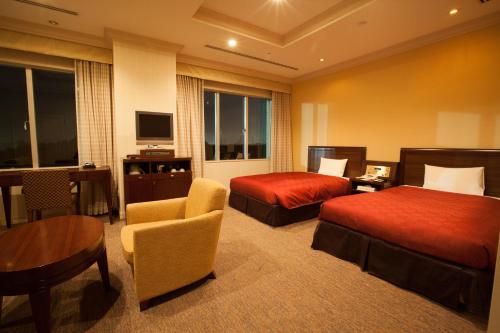 成田成田捷得威大飯店的酒店客房设有两张床和电视。