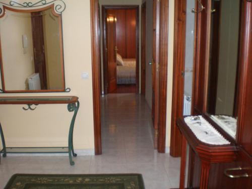 维拉加尔西亚·德·阿劳萨Apartamento Valle Inclán的走廊设有镜子和更衣室