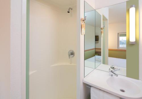 南安普敦南安普敦中心宜必思快捷酒店的一间带水槽和镜子的浴室