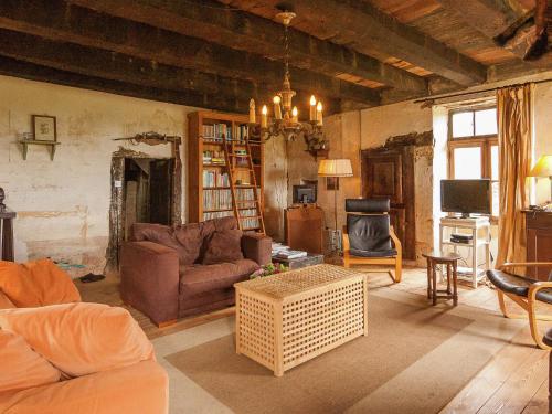 Saint-Médard-dʼExcideuilDreamy Holiday Home in Clermont的客厅配有沙发和桌子