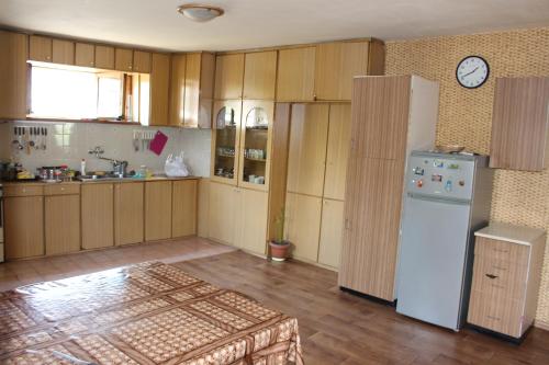 姆茨赫塔Hotel Queen的厨房配有木制橱柜和白色冰箱。