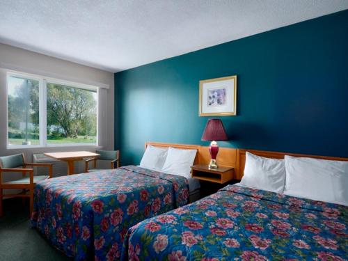 金卡丁赛佛汽车旅馆的酒店客房设有两张床和蓝色的墙壁。