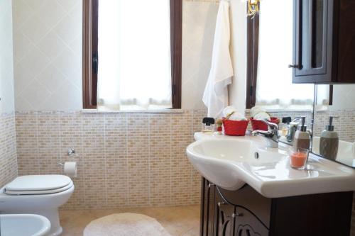 库斯托纳奇Casa Vacanza da Rosa的一间带水槽和卫生间的浴室