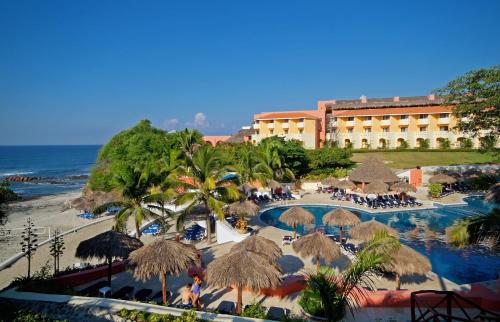 蓬塔米塔Grand Palladium Vallarta Resort & Spa - All Inclusive的享有带游泳池的度假村的空中景致