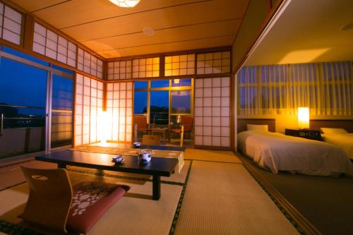 屋久岛田代复式酒店的一间卧室配有一张床和一张书桌