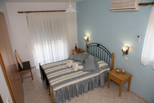 法里拉基涅斐勒公寓酒店的一间卧室配有一张床、一张桌子和一个窗户。