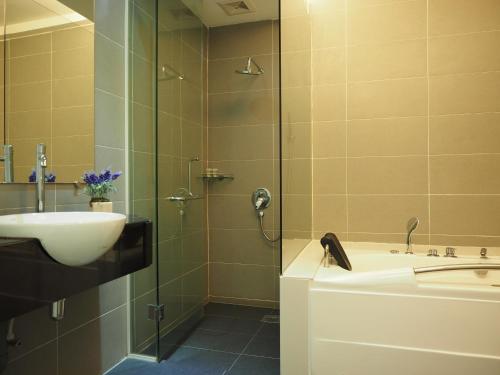 怡保晨星酒店@怡保东区的带淋浴、盥洗盆和浴缸的浴室