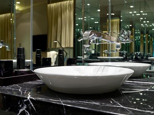 香港99号宝恒酒店的浴室内一个柜台上的白色碗水槽