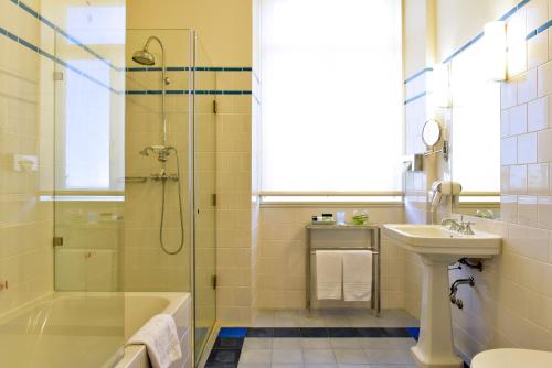 科维良埃什特雷拉山脉旅馆的带淋浴和盥洗盆的浴室