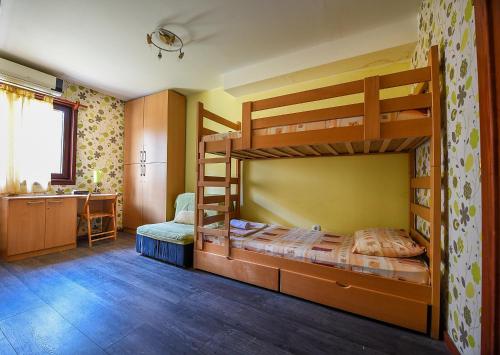 贝尔格莱德圣艺术漂浮公寓旅馆的一间带两张双层床的卧室和一间浴室