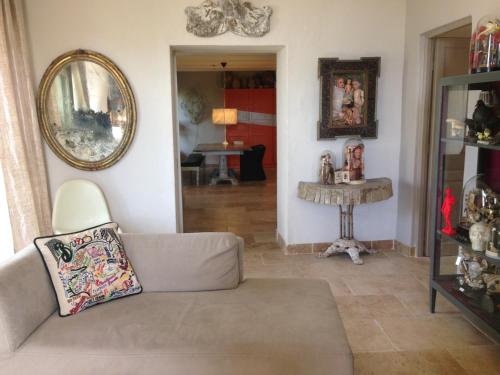 福卡尔基耶PROVENCEguesthouse L'Agace的带沙发和镜子的客厅