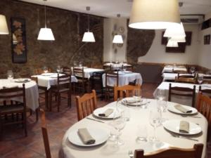 戈索尔奎恩塔特里屋旅馆的用餐室配有白色的桌椅和灯光