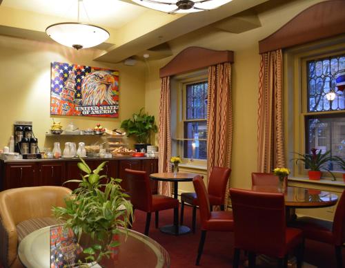 费城亚历山大酒店的餐厅设有桌椅和窗户。