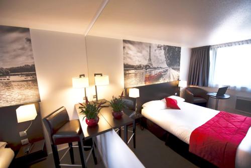 布雷西尔盖缇涅斯阁酒店的配有一张床和一张书桌的酒店客房
