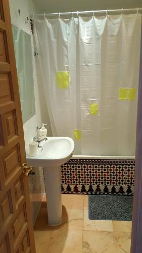 多列毛利诺斯Apartment Club San Antonio的浴室配有白色水槽和淋浴。