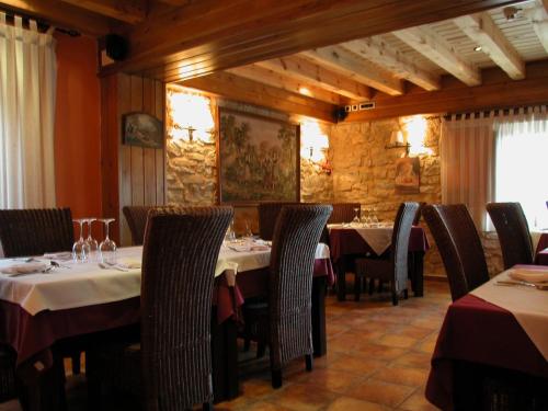 Cabrejas del Pinar斯提阿卡米诺德拉福恩特纳酒店的餐厅内带桌椅的用餐室