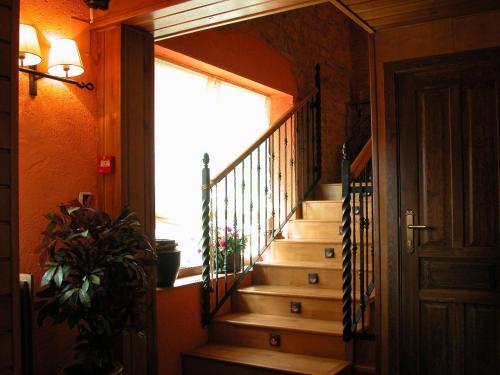 Cabrejas del Pinar斯提阿卡米诺德拉福恩特纳酒店的房屋内的楼梯,设有大窗户