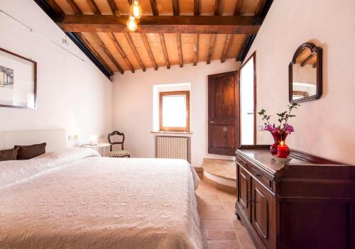 蒙塔尔奇诺Casa Burelli的一间卧室设有一张大床和木制天花板