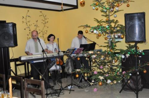 米库利钦Sribni Rosy的一群人在一间有圣诞树的房间演奏音乐