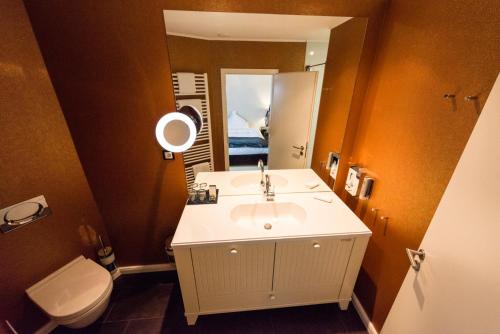 汉堡Hotel Business & More SELF CHECK IN的一间带水槽、卫生间和镜子的浴室