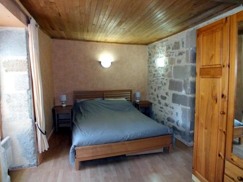 Le Bourg奥斯塔尔德皮埃罗度假屋的一间卧室配有床和2个床头柜