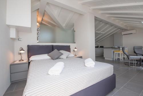 贝拉吉奥Il Pontile的一间卧室配有一张带两个白色枕头的大床