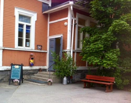 库奥皮奥Retkeilymaja Virkkula的前面有长凳的房子