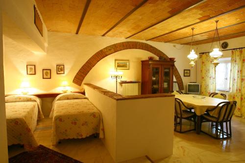 福利亚Casa Terra Rossa的一间卧室配有两张床和一张桌子。
