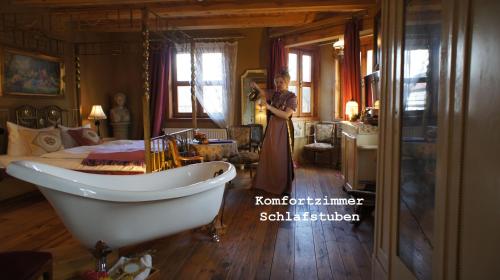 唐格明德Exempel Schlafstuben und Quartier Langer Hals的一位女士拍了一张房间的照片,房间里有一个浴缸