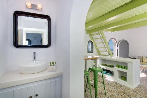 梅加洛克里阿南达度假别墅的一间带水槽和镜子的浴室