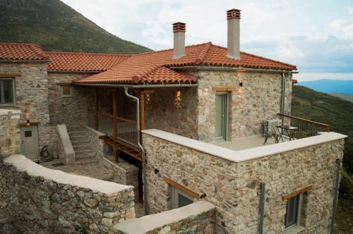 米斯特拉斯Arxontiko Taygeti的山上带阳台的石头房子