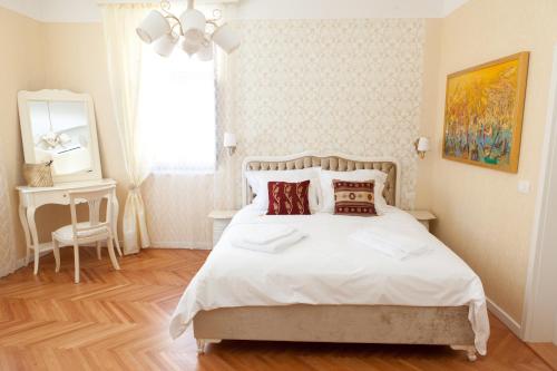 皮兰Benecanka Casa Veneziana Piran的卧室配有带枕头的大型白色床
