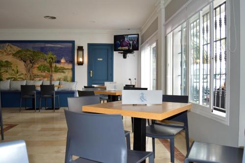 普韦布洛·纽沃·德·加德德拉戈旅馆的一间带桌椅和电视的用餐室