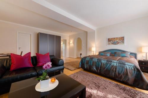 布赖滕布伦斯德克夫瑞特斯格酒店的客厅配有床和沙发