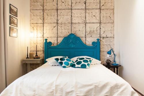 莫利亚诺威尼托阿拉麦塔住宿加早餐旅馆的一张带两个枕头的蓝色床头板